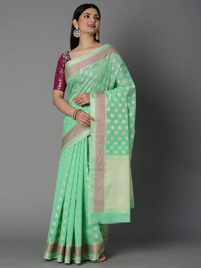 Featuring A Sheer Beautiful Saree Highlighted With Intricated Jacquard Design All Over