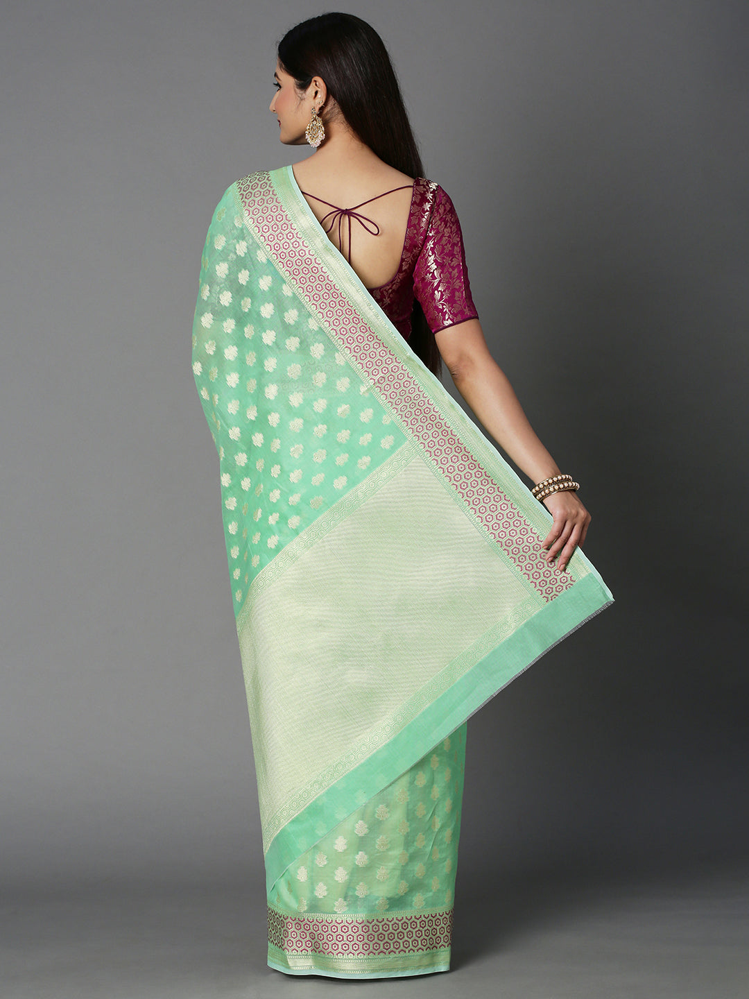 Featuring A Sheer Beautiful Saree Highlighted With Intricated Jacquard Design All Over