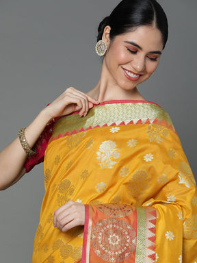 Features A Bold Silk  Blend Saree With Jacquard Ethnic Buttis All Over In Gold