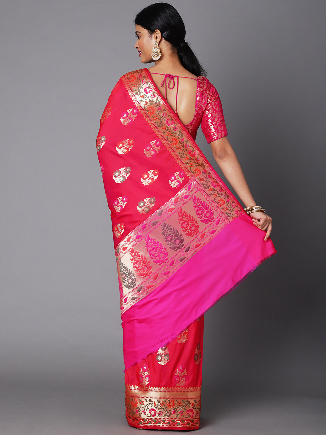 Adorn This Splendid Silk Blend Saree With Floral Motif All Over