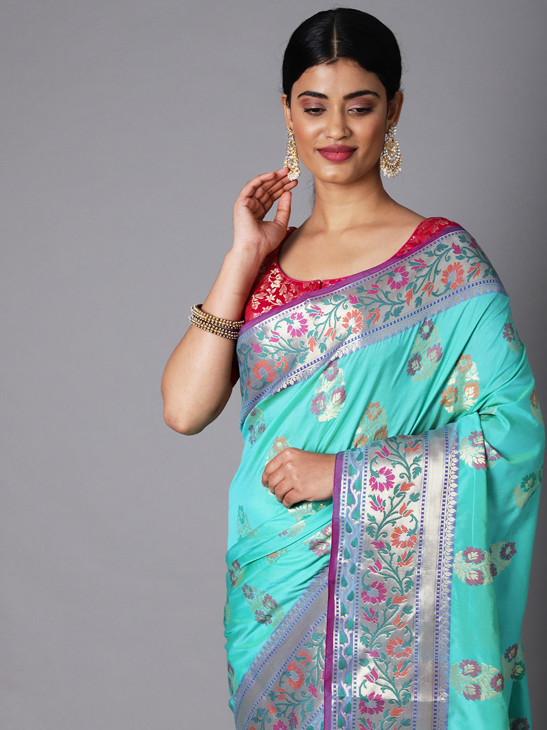 Adorn This Splendid Silk Blend Saree With Floral Motif All Over